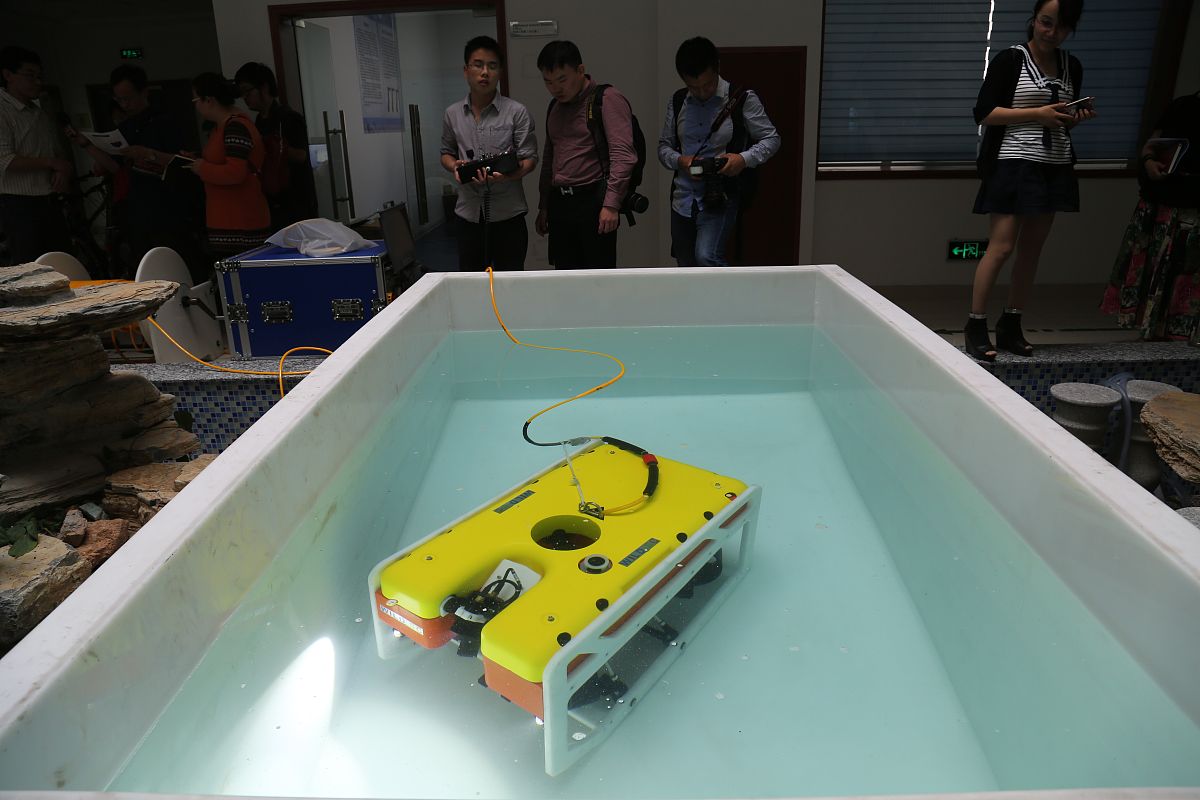 水下网箱清洁机器人3D模型：配备底部刷子的智能清洁方案