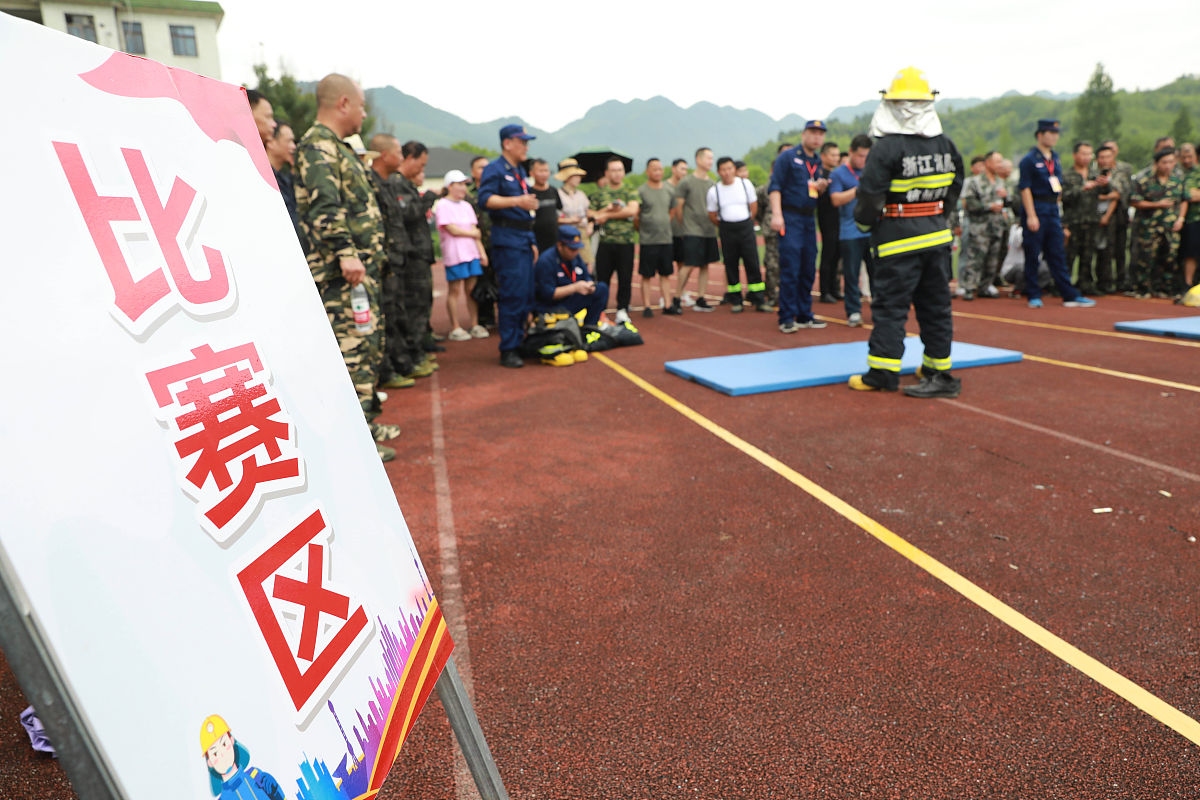 2021年7月8日,杭州市临安区天目山镇,村,企业消防员在进行"原地着装"