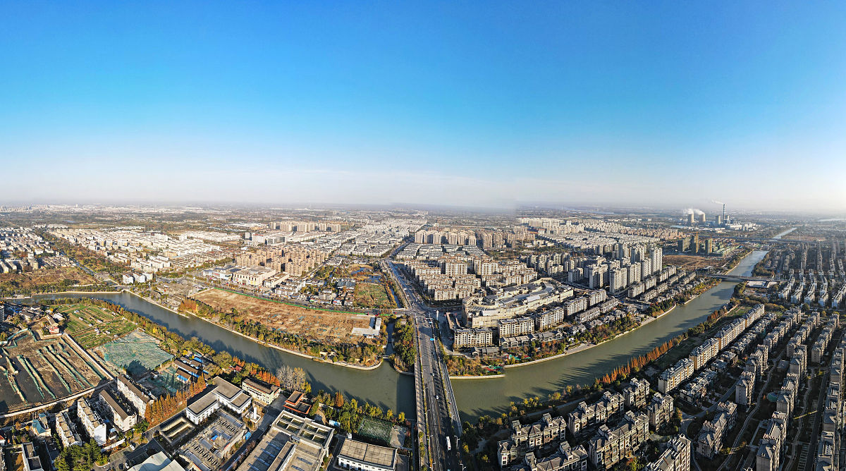 2021年11月28日,初冬时节,江苏省扬州市古运河风光带层林尽染,色彩斑