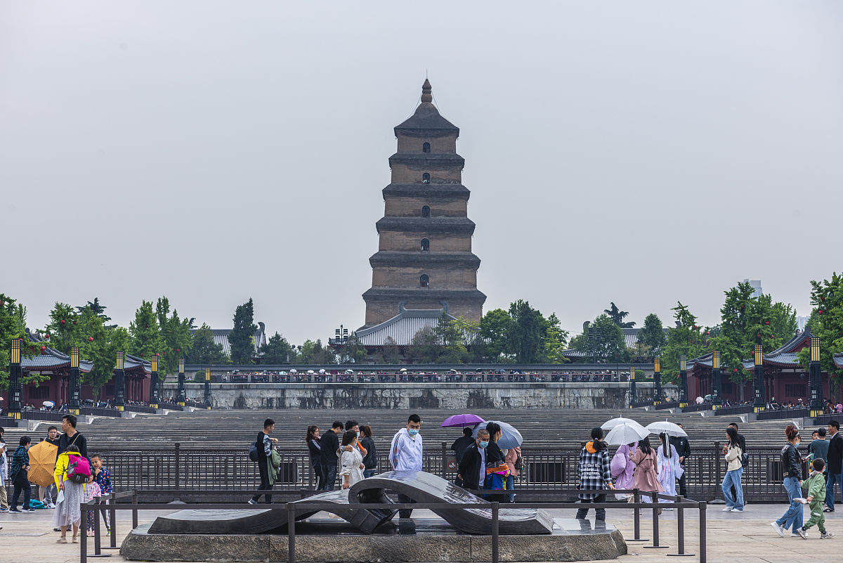 扮演一名旅游爱好者自媒体博主根据以下内容写出一篇2000字旅游短视频原创文案文字表达思路清晰有自己的见解不要推荐景点跟地方旅行是一种更多的关注与体验