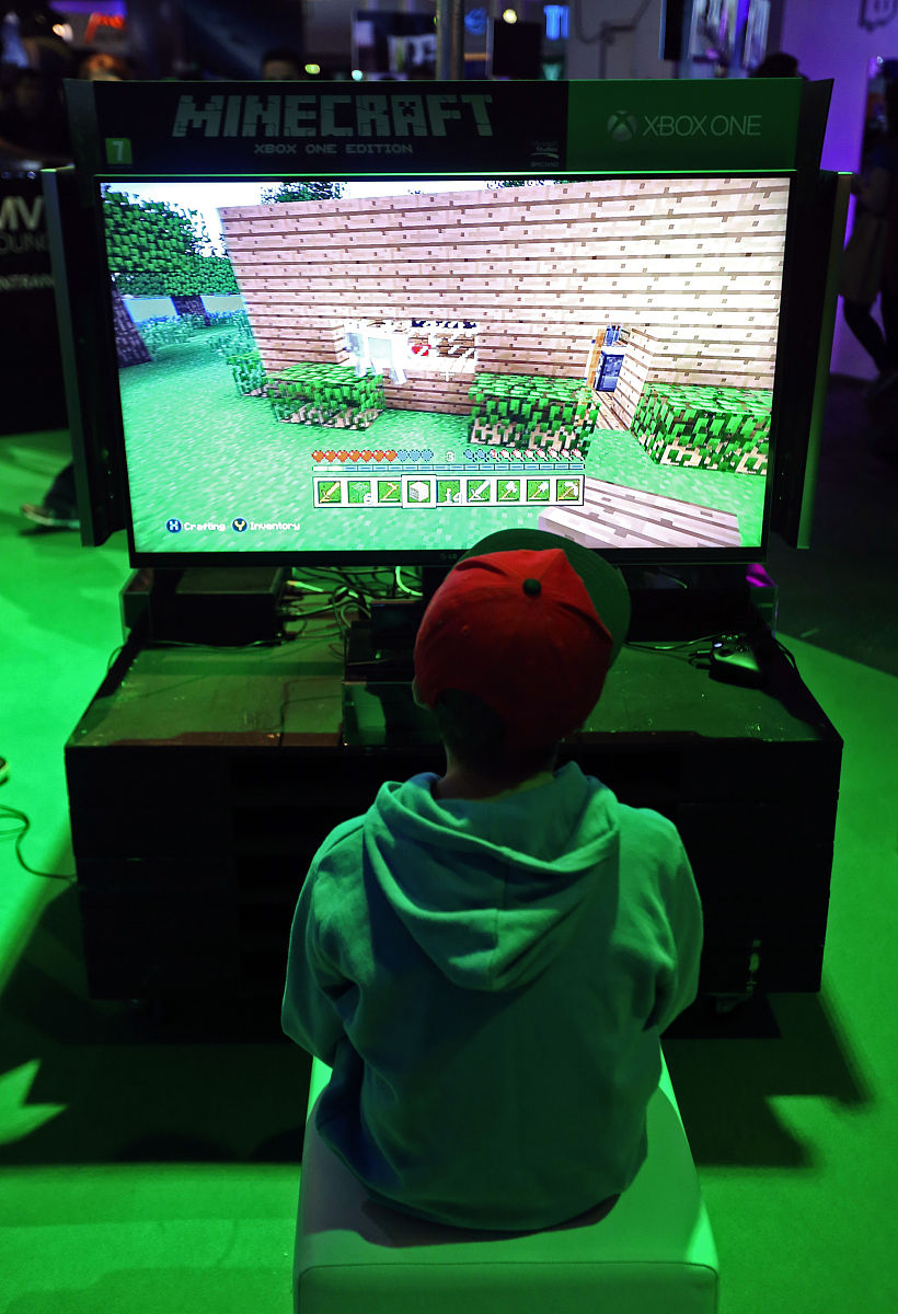请扮演一个顶级程序员及ui设计师帮我写一个介绍MInecraft服务器的官网请帮我写代码并写CSS
