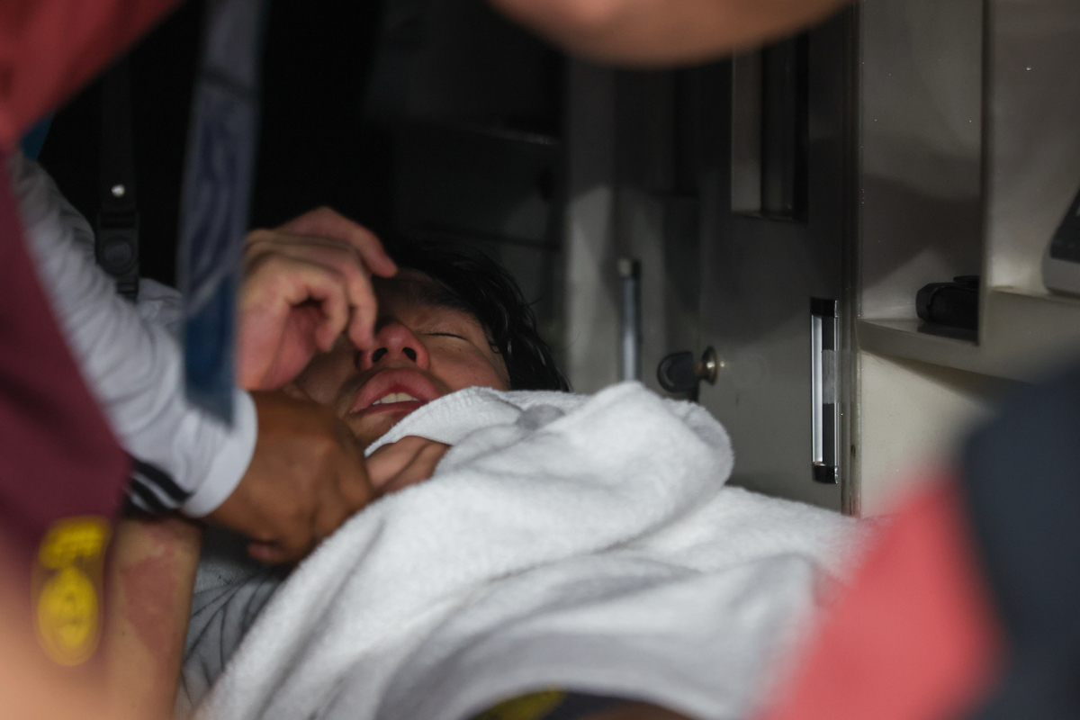 深夜车厢，惊现奇迹！昏迷男子突然苏醒，女人泪眼婆娑，暖心一幕！