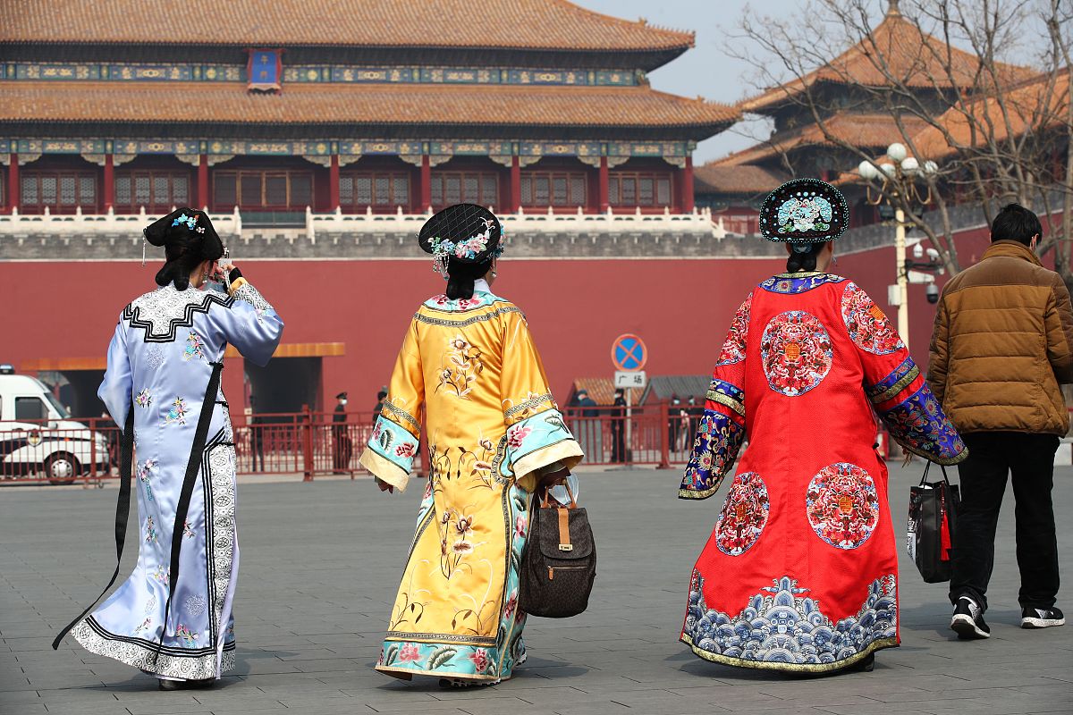 你作为一个短视频运营高手针对这个标题：穿上清朝女士服装感受古代美人的优雅气质写一篇带反差鲜明对比的吸引人的爆款文案他能体现故宫美丽的特点话术俏皮一点限制在1000字