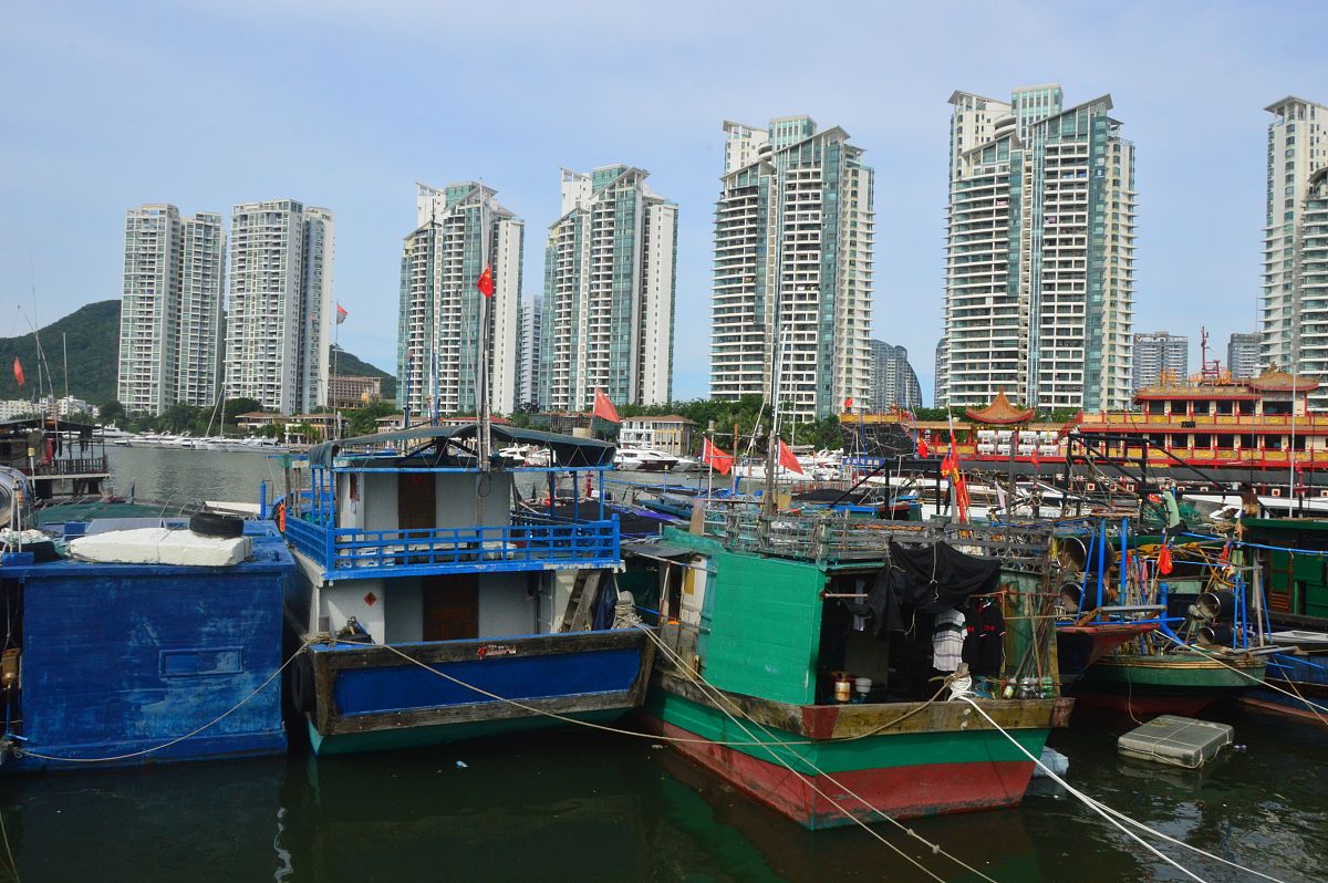 2021年10月12日,海南三亚 ,今年第18号台风"圆规"即将影响海南,赶回三