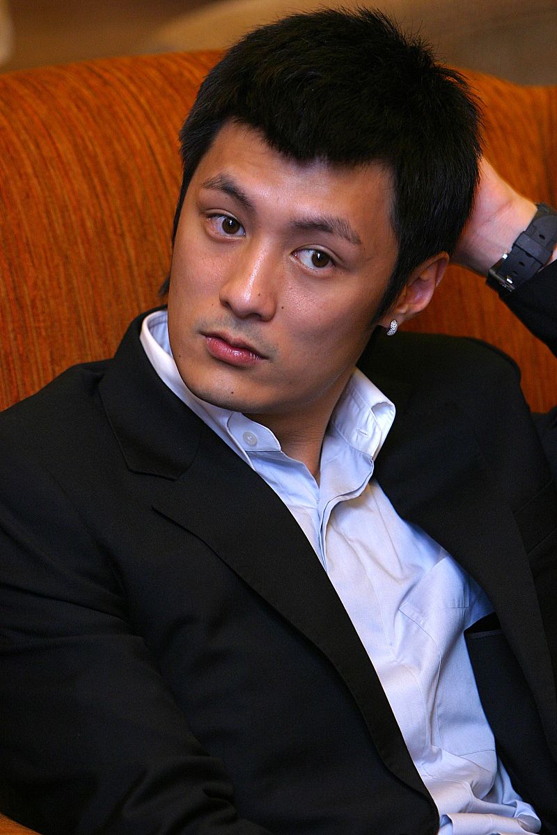 2005年7月14日,40集跨年代情感大戏《浴火凤凰》在上海隆重开机.余文