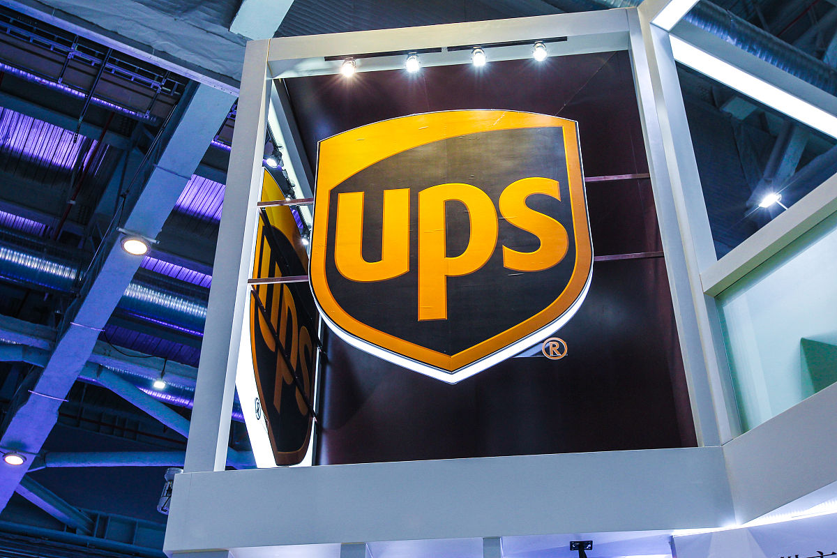 在海外SHEIN的物流配送一直依赖于UPS、DHL、USPS等老牌快递巨头在成本、效率等方面不可控。扩写这段话