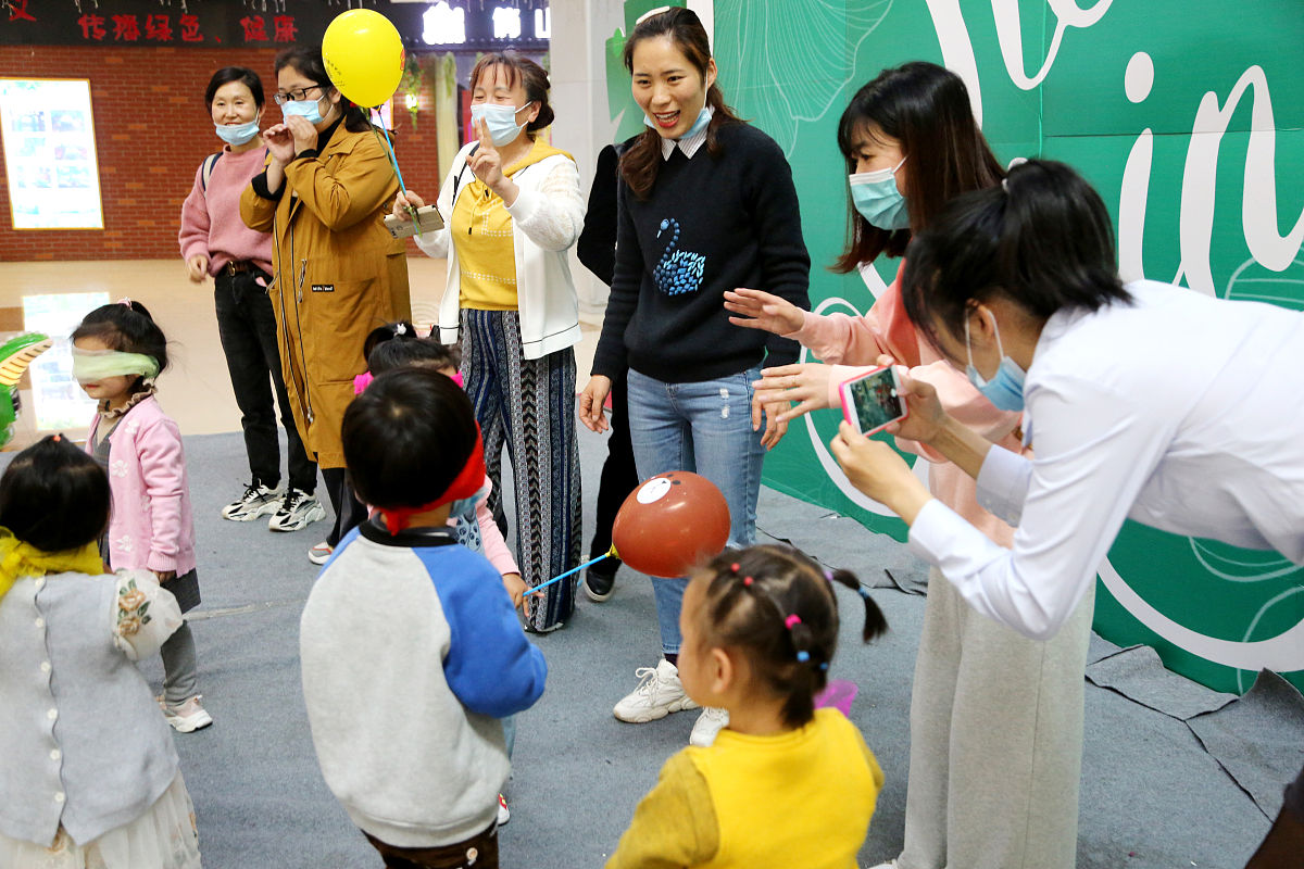 3月8日接到了幼儿园的38妇女节活动邀请，我是小朋友的妈妈，但当天下午到了幼儿园后收到了老师让小朋友亲自画的心中的妈妈画像，并一起做了一副鲜花的画，请用200字给幼儿园写一篇反馈，要夸奖