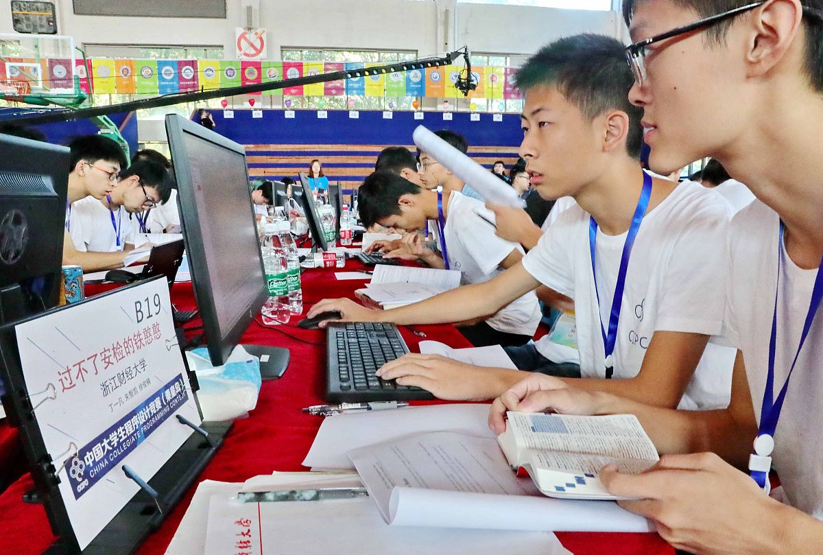 2023年暑假C 编程信息学奥赛夏令营面向武汉市特别是光谷的小学生招生 该夏令营旨在提高小学生的编程和信息学能力为他们未来的学习和职业发展打下坚实的基础。夏令营将由经验丰富的编程和信息学专家授课课程内容包括编程基础、算法设计、数据结构、计算机网络等方面的知识。同时夏令营还将组织编程竞赛和团队项目让学生在实践中提高自己的能力和合作精神。报名条件：武汉市光谷地区小学生有一定的编程基础和兴趣。报名方式