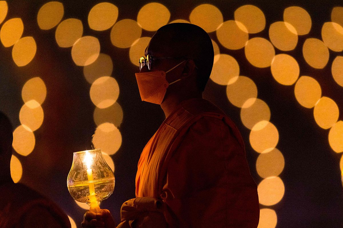 当地时间2022年2月16日,泰国巴吞他尼府,泰国僧侣在法身寺(wat dhamma