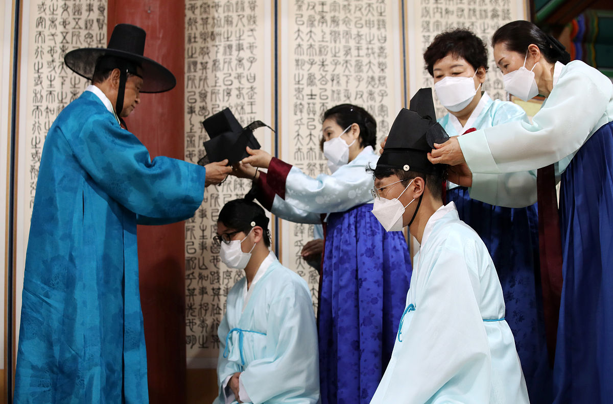 当地时间2021年5月17日,韩国光州,韩国学生身穿传统韩服参加成人仪式.