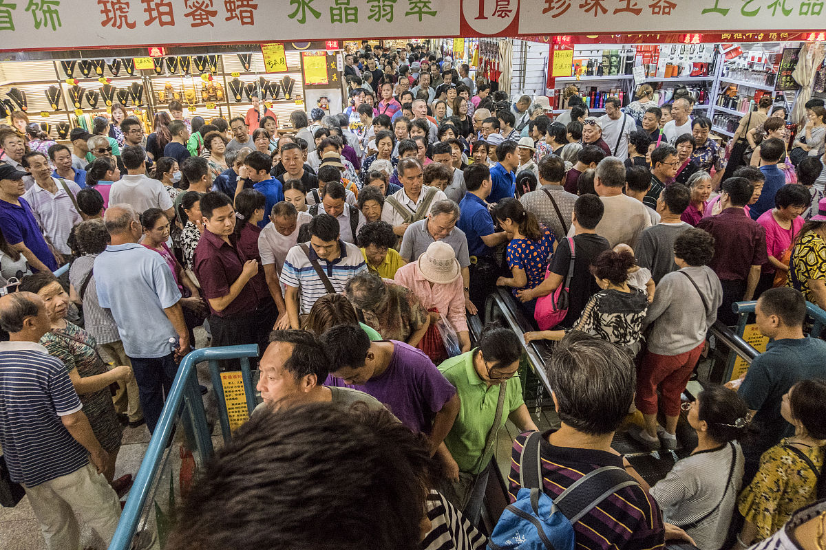 2017年9月11日,北京,天意小商品批发市场内人头攒动.