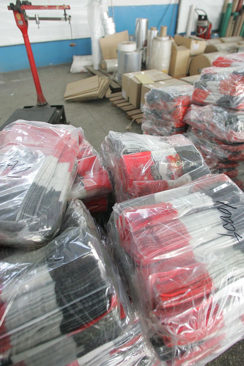 请翻译为了保护并隔离袋装货在袋装货底部和四周铺设了塑料布同时在钢材与袋装货之间插入了硬纸板