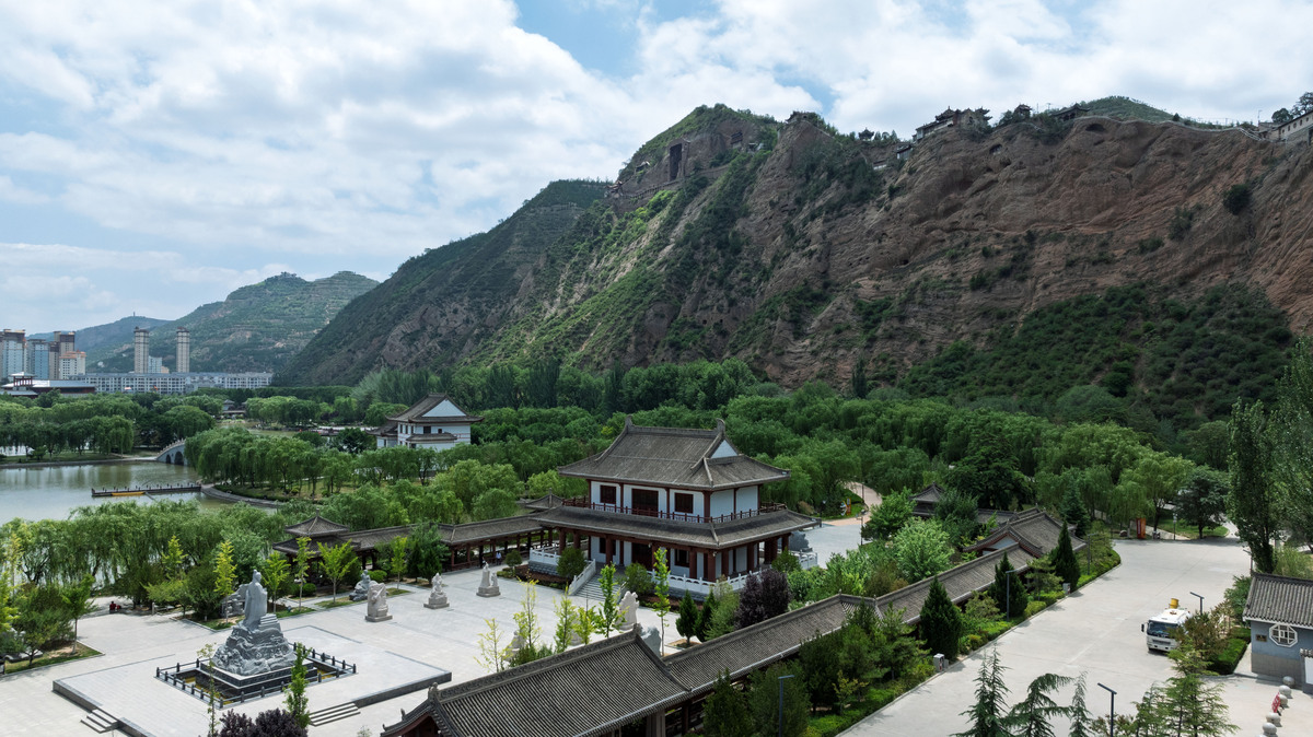 泾川王母宫山旅游景区营销策略分析的国内研究现状目前泾川王母宫山旅游景区营销策略分析的国内研究现状比较有限但随着旅游业的发展和人们对旅游消费的需求不断增加该领域的研究也在逐渐增多。在已有的研究中主要围绕泾川王母宫山旅游景区的特点、优势、市场定位、营销策略等方面展开。其中一些研究主要从宏观角度出发探讨泾川王母宫山旅游景区在区域旅游发展中的地位和作用分析其发展趋势和存在的问题提出相应的对策建议。另一些研