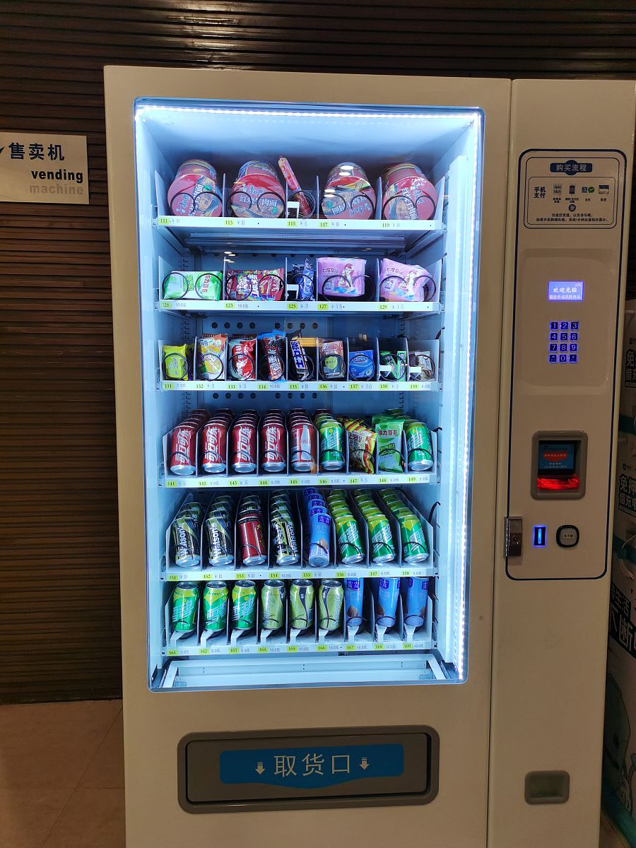 【案例1】自动售货机需求
1、有一个处理单价为1元5角钱的盒装饮料的自动售货机软件。
2、若投入1元5角硬币，按下“可乐”、“雪碧”、“红茶”按钮，相应的饮料就送出来
3、若投入的是两元硬币，在送出饮料的同时退还5角硬币