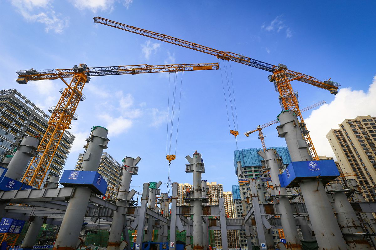 今天是实习的第十八天早上7点我和同学乘坐地铁到达了金山路站。然后步行前往公司。到达公司后我开始着手准备今天的任务在完成一些基本工作后就乘坐李凯凯的车去了镇海区项目部。到达项目部后就跟着李工开始了施工现场的检查。请你以这个开头完成一天的日记