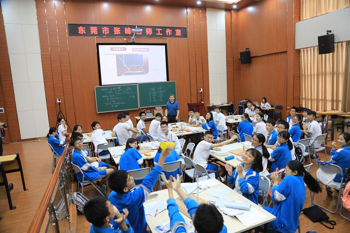 扩充以下文字要求言语通顺优美：汉语言文学师范专业的学习方法包括课堂学习、课外阅读和实践教学。在课堂学习中学生需要认真听讲、做好笔记掌握基本的语言和文学知识。课外阅读则是拓宽知识面、提高思维水平的重要途径。实践教学则是提高教学能力和实际操作能力的重要方式。