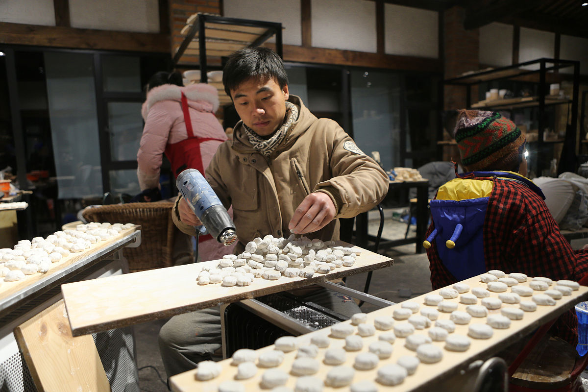 2018年2月5日,成都,在邛崃市的邛窑遗址公园内,熄灭近800年的邛崃窑火