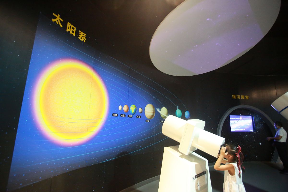 2021年7月2日,小朋友在江苏省扬州科技馆看"天文望远镜".