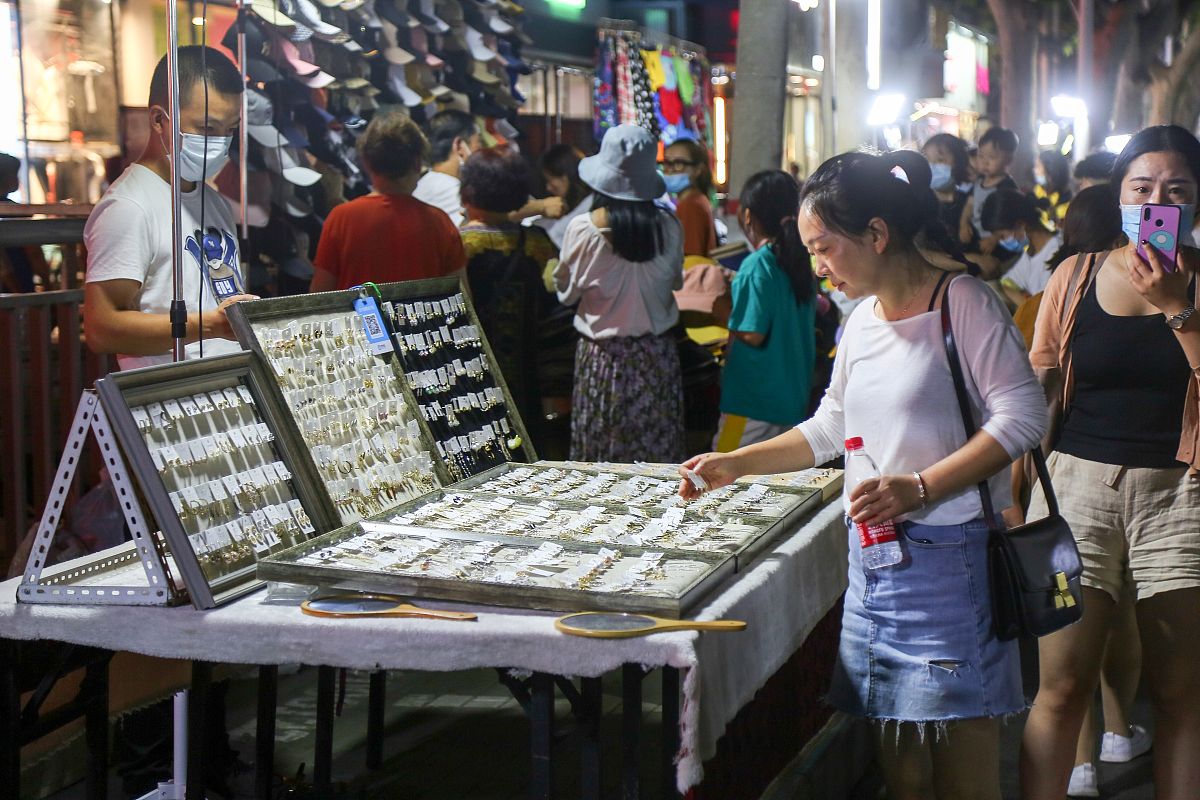 2020年6月1日,郑州健康路夜市复市,前来逛街的市民熙来攘往,而商户则