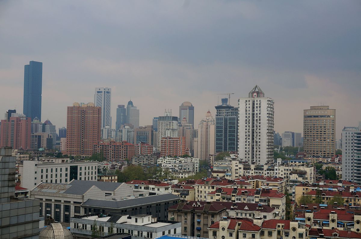 2015年4月13日,江苏南京,大风降温吹来了古城上空难得的清新.