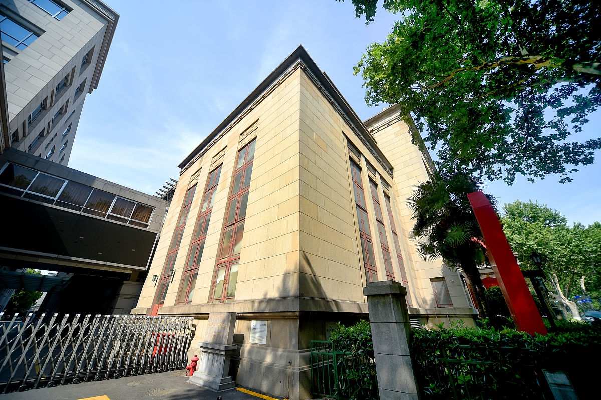 我晚上10点的火车从南京去北京请规划一条我从东南大学九龙湖校区出发先去李记买牛肉锅贴再去小郑烧饼最后去南京站的路线