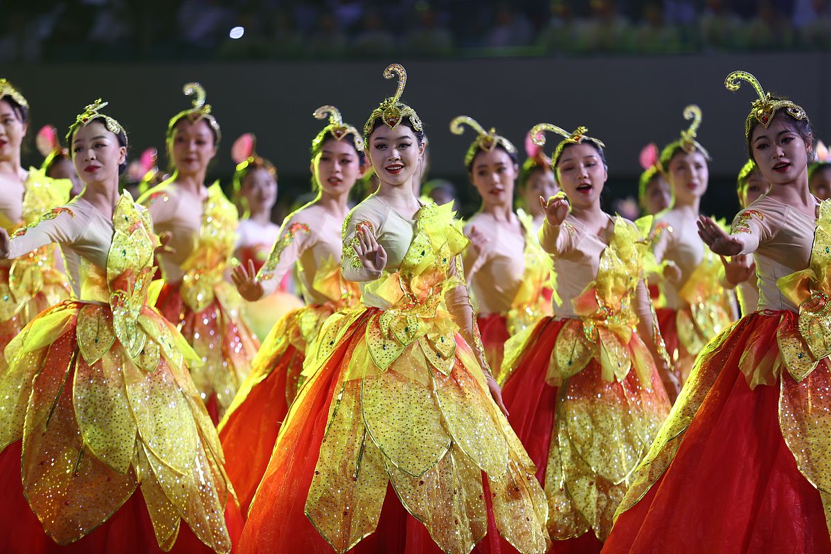 帮我写一个100字的运动会加油稿