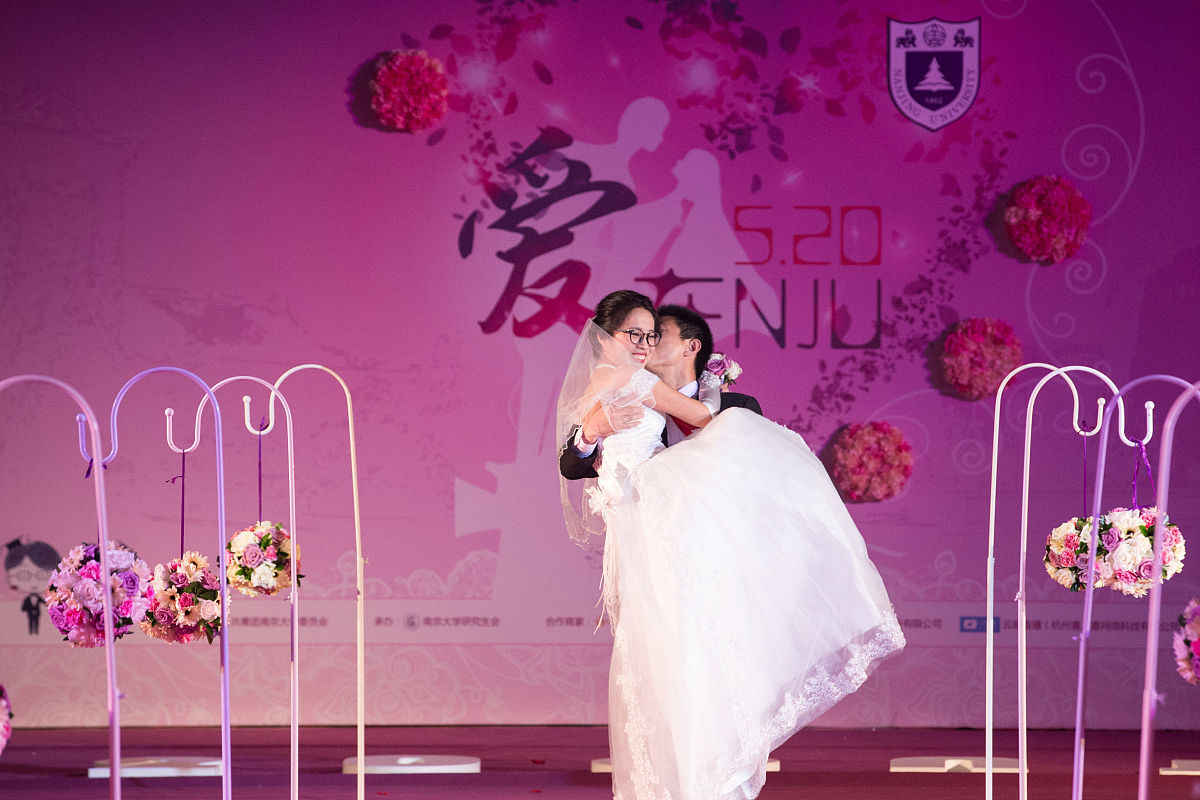 婚礼仪式中相对妻子说一些浪漫动情的话请你帮我想几个。我们是大学同学彼此的初恋。