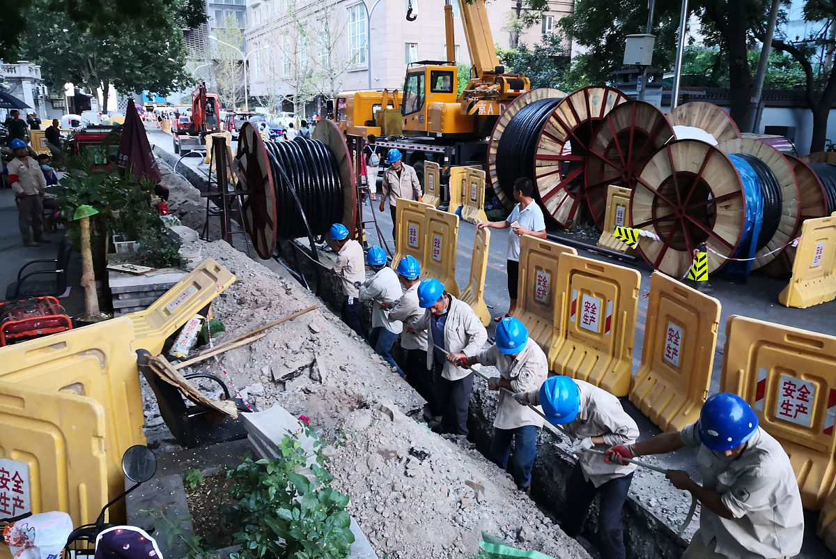 2020年8月9日,北京,随着用电量的不断攀升和城市建设的需要,老城区的