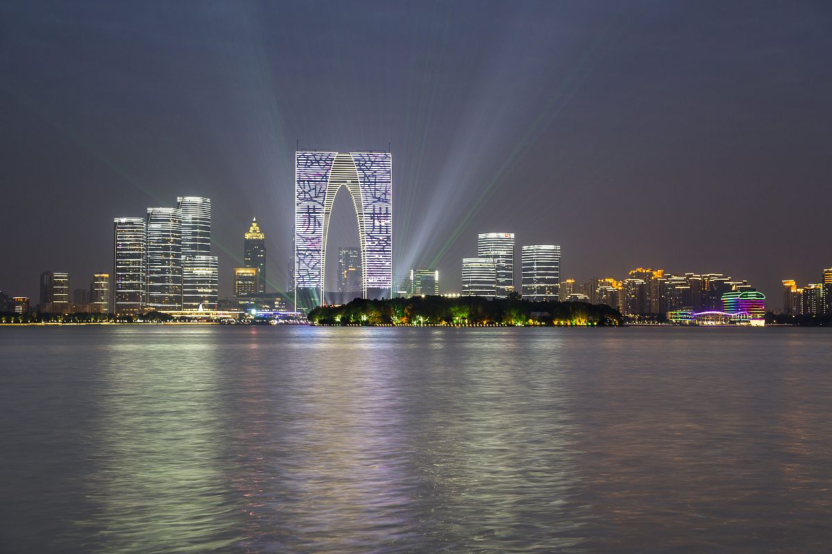 2019年10月27日,江苏苏州,苏州工业园区金鸡湖与苏州中心广场东方之门