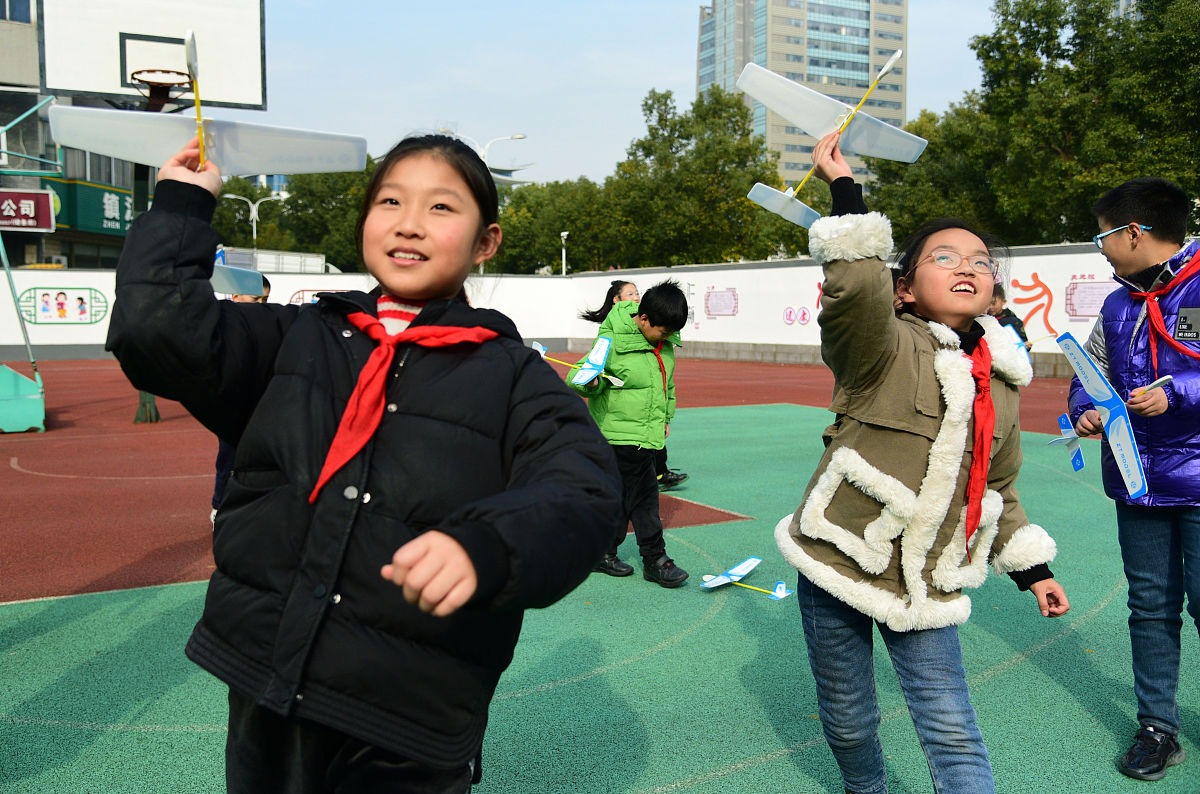 2021年12月15日,在江苏省镇江市中华路小学,小学生在科技辅导员指导下