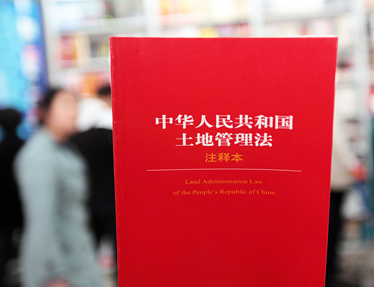 土地承包期内被征用怎么赔偿。要求：写一篇500字左右的文章不能出现电话。