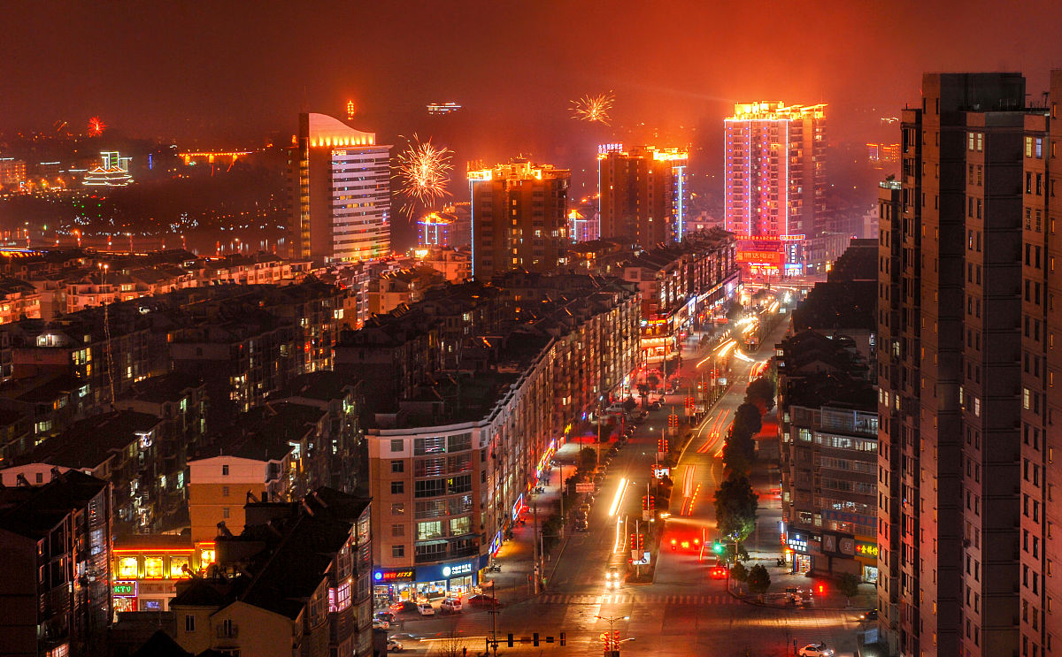 2014年02月14日,江西九江,修水县县城夜景.