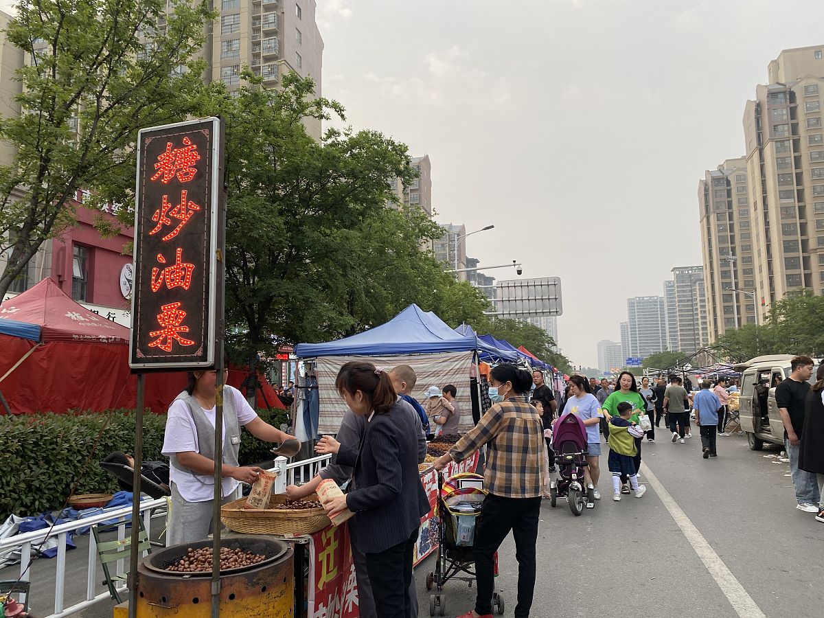 写一篇题目为《科学规范外摆疏导点守护城市治理烟火气》的基层建议要求有很多数据并且标明数据出处。包含山西晋城一刀切禁止露天烧烤和山东淄博鼓励烧烤经济的思考。