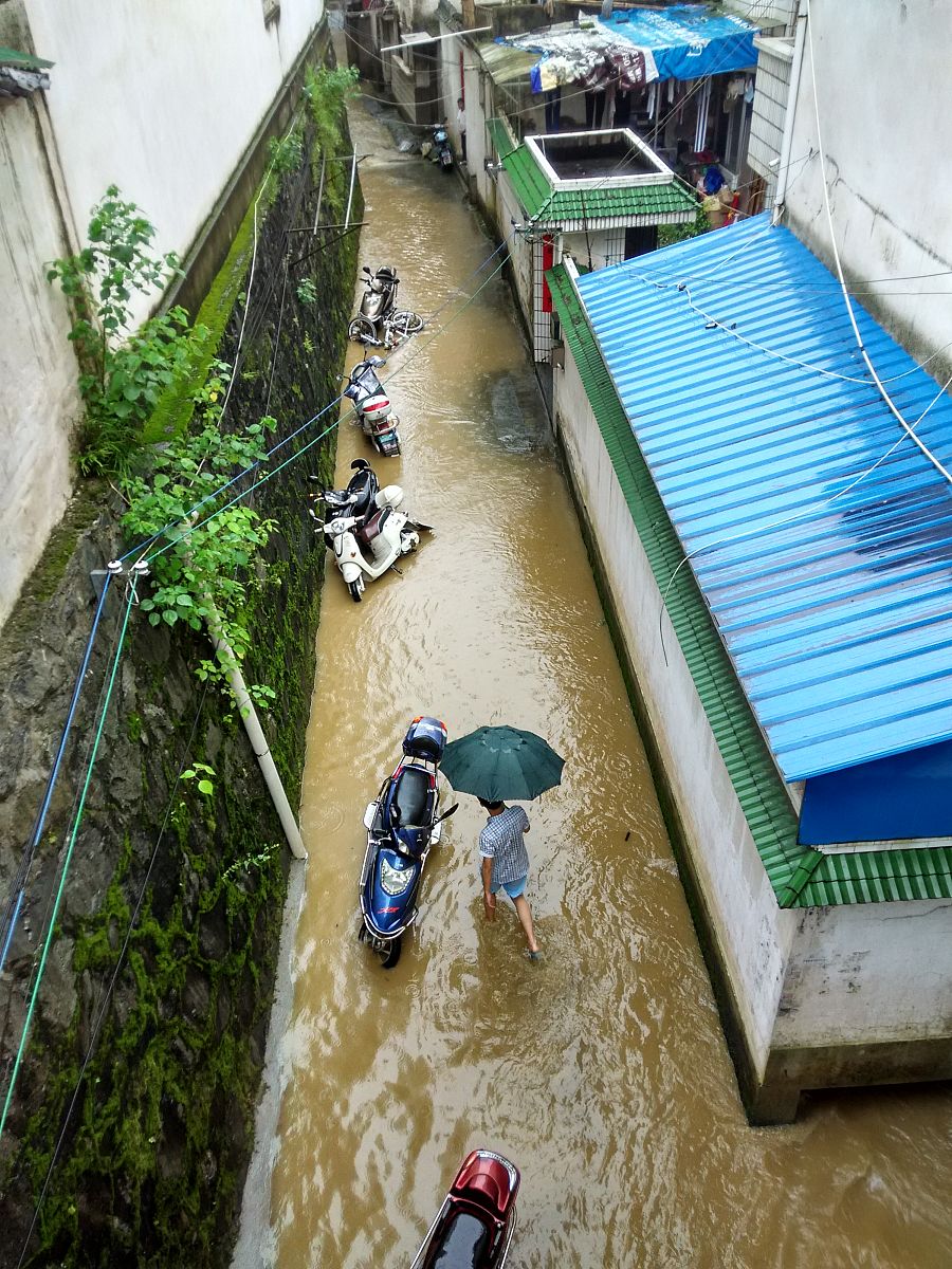 写一篇题目为：基于脆弱性的城市轨道交通车辆基地防汛影响分析的研究生毕业论文