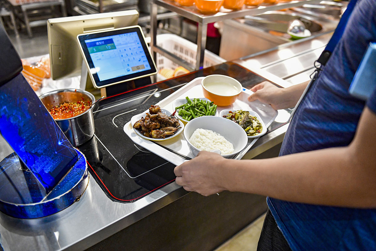 校园食堂未来发展趋势：健康、智能、多元化