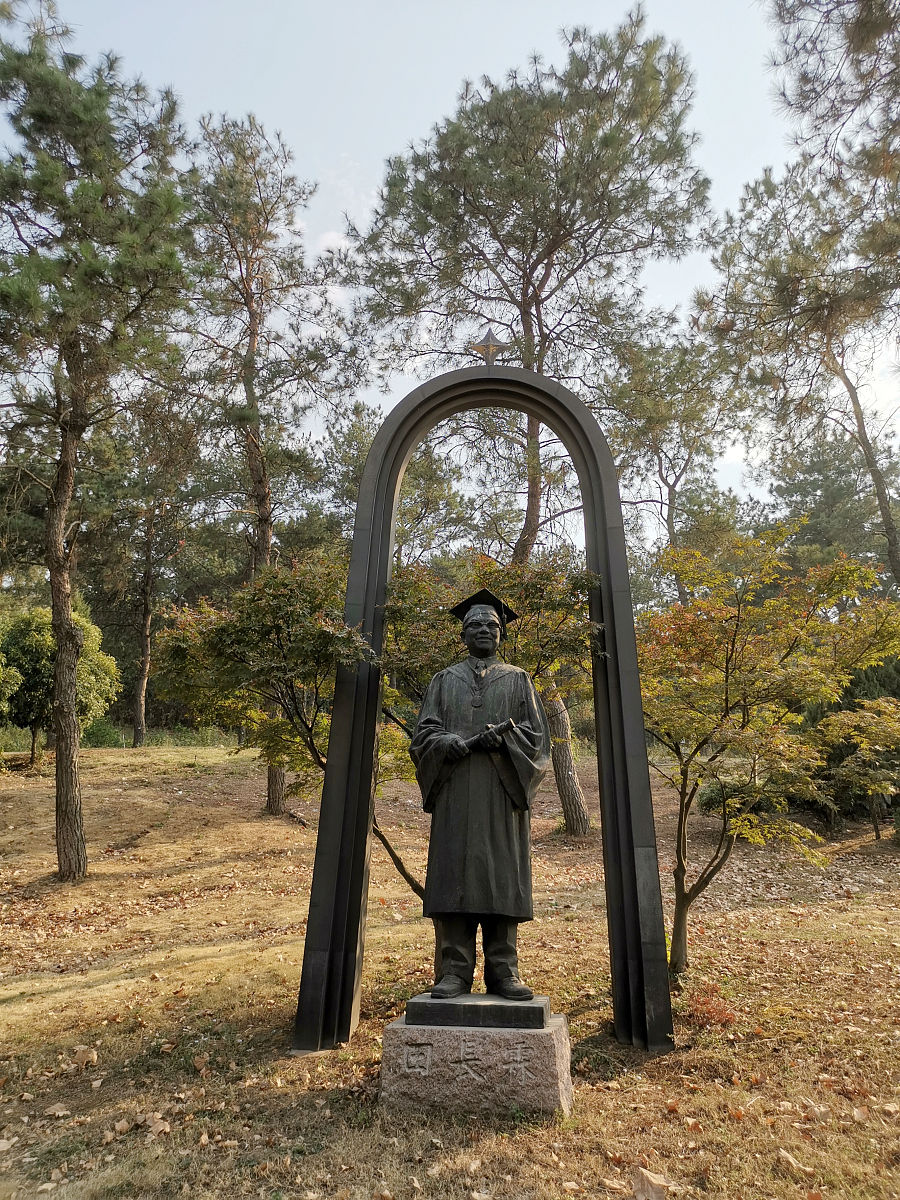 2019年10月4日,武汉石门峰纪念公园,田长霖塑像.