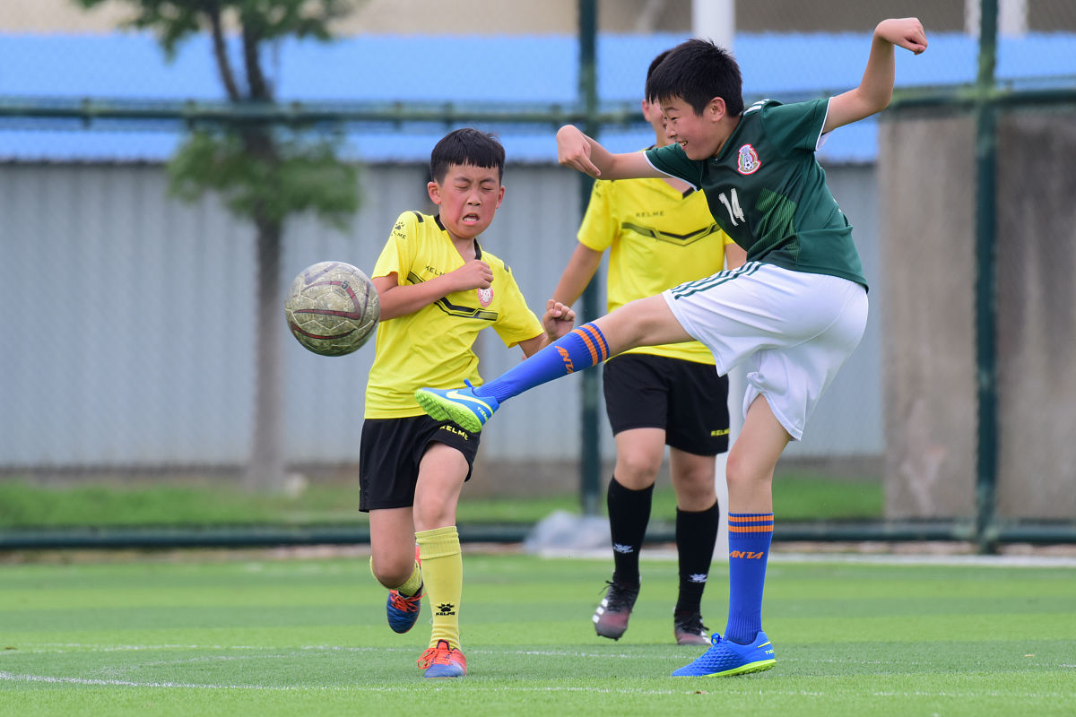 2020年6月14日,江苏苏州,青少年足球训练正常进行,对抗赛精彩激烈.