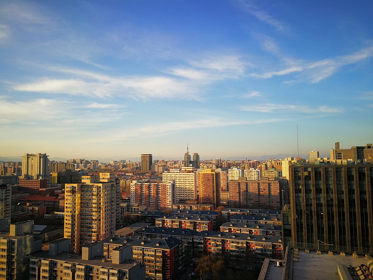 2019年2月17日,北京,德胜门地区傍晚蓝天白云,金色晚霞笼罩城市建筑.