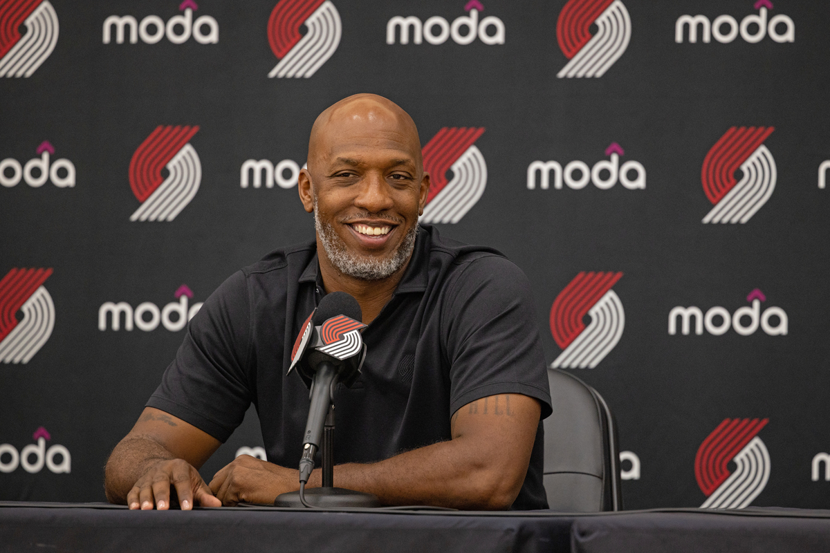 举几个让人感到遗憾的NBA例子1 Kobe Bryant的突然离世让人感到非常遗憾。2 Derrick Rose的伤病影响了他的职业生涯让人感到遗憾。3 Tracy McGrady在职业生涯中没有赢得一枚总冠军戒指让人感到遗憾。4 Allen Iverson退役时的形象让人感到遗憾他没有得到足够的尊重和荣誉。5 Yao Ming的退役让人感到遗憾他的职业生涯因伤病问题而被缩短。6 Grant Hi
