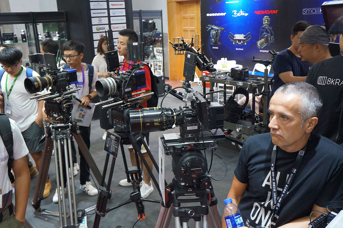 帮我写一份工作简报。内容为：3月份我负责拍摄了大邑县成高集团宣传片监制锦江区保密公益宣传片负责崇州市保密公益宣传片拍摄在4月份我已经开始计划组件属于自己的拍摄团队。