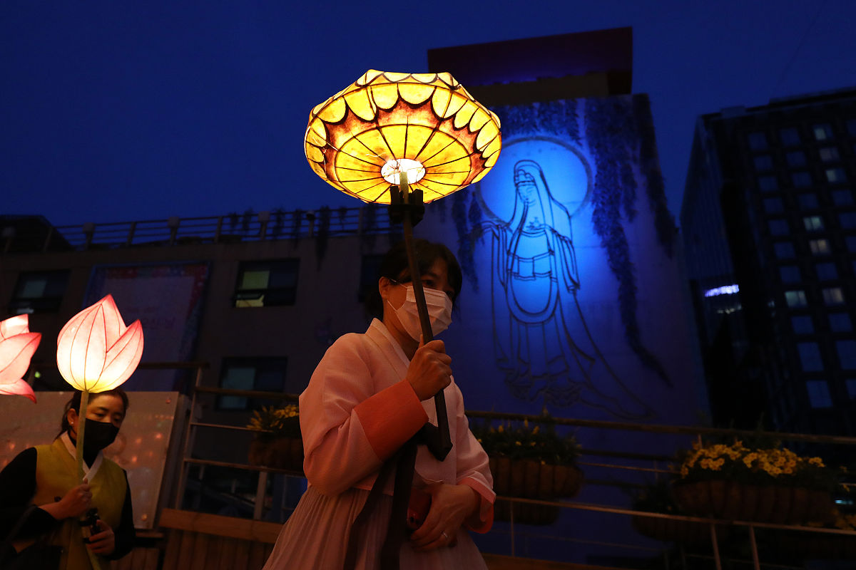 当地时间2021年5月6日,韩国首尔,佛诞节将至,僧侣与民众手持花灯迎接