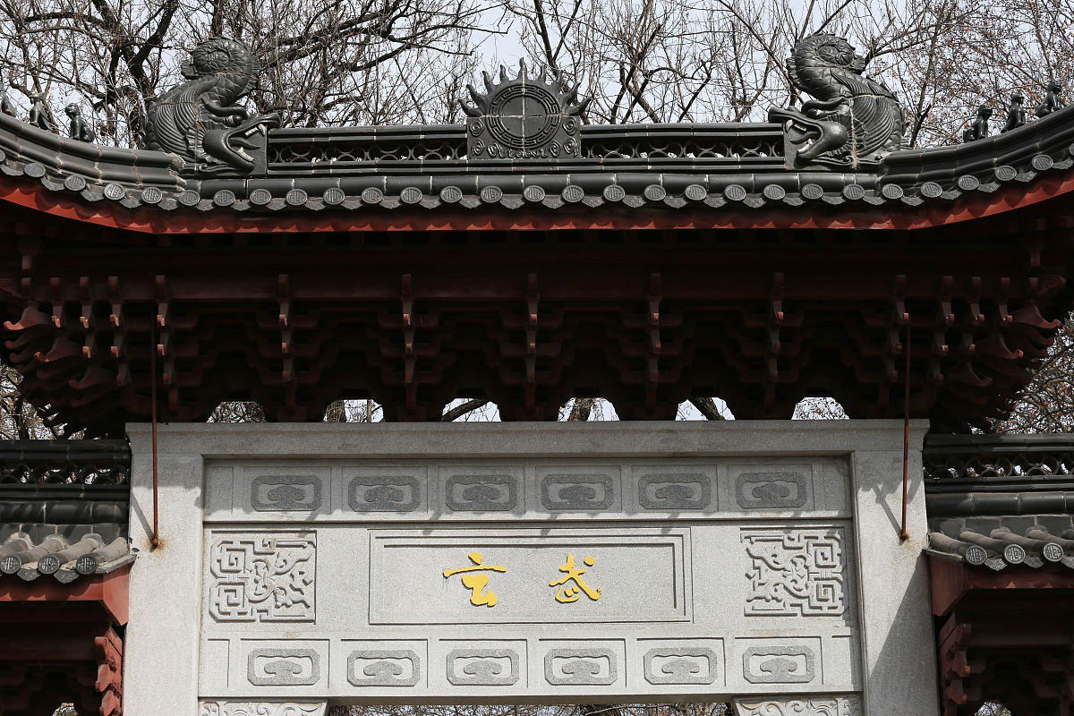 南京旅游景点1 中山陵：中山陵是中国近代民主革命先行者孙中山先生的陵墓也是中国现代化建设的象征之一。2 南京夫子庙：夫子庙是中国古代文化的重要遗址之一也是南京最具特色的旅游景点之一。3 玄武湖公园：玄武湖公园是南京市最大的城市公园园内有众多的景点和娱乐设施是南京市民休闲娱乐的好去处。4 南京博物院：南京博物院是中国最早的博物馆之一馆内珍藏有大量的历史文物和艺术品是了解中国历史文化的重要场所。5 瞻