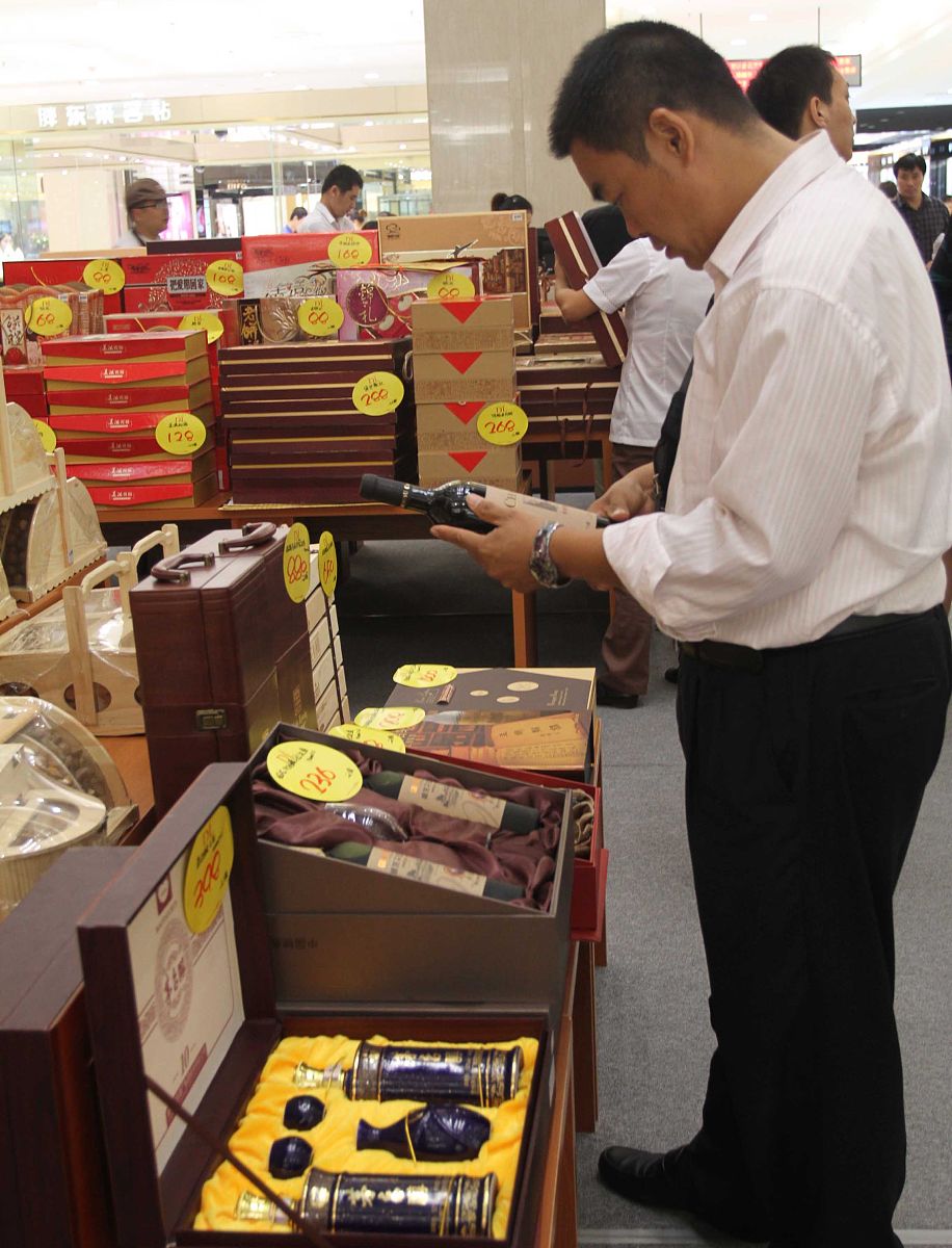 公司为员工提供食品展销会欢迎大家前来采购。写一篇文字稿