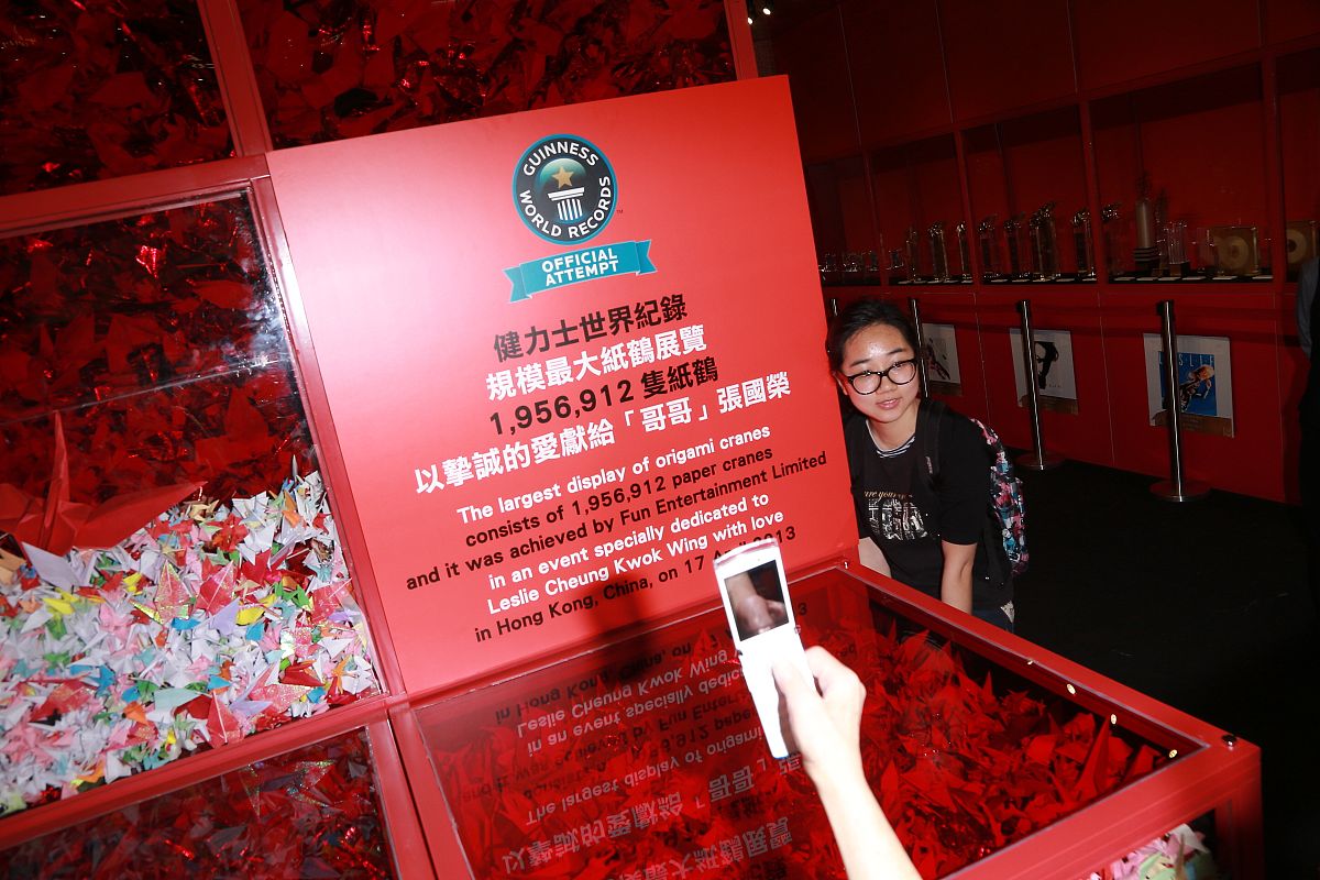 2013年4月17日,香港,粉丝为纪念张国荣合力折纸鹤破吉尼斯世界大全纪