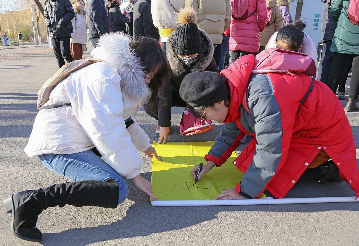 请你写一段文字有关新时代青年应知识积累和创新思维大约300字