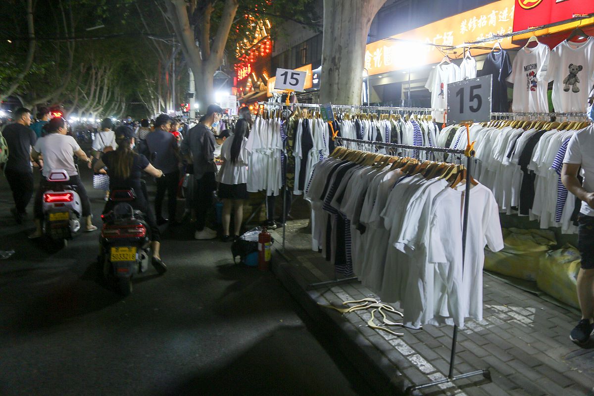 2020年6月1日,郑州健康路夜市复市,前来逛街的市民熙来攘往,而商户则