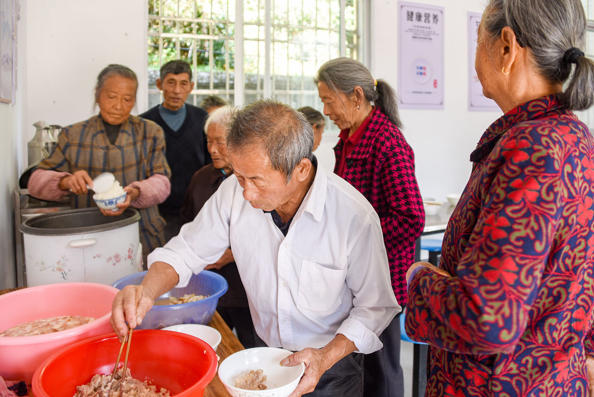 老年食堂：用爱心解决留守老人与独居老人的吃饭难题