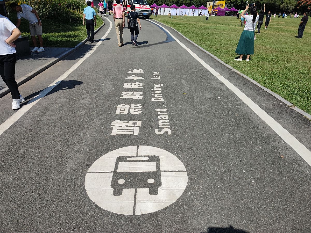 深圳莲花山公园可以摆摊吗