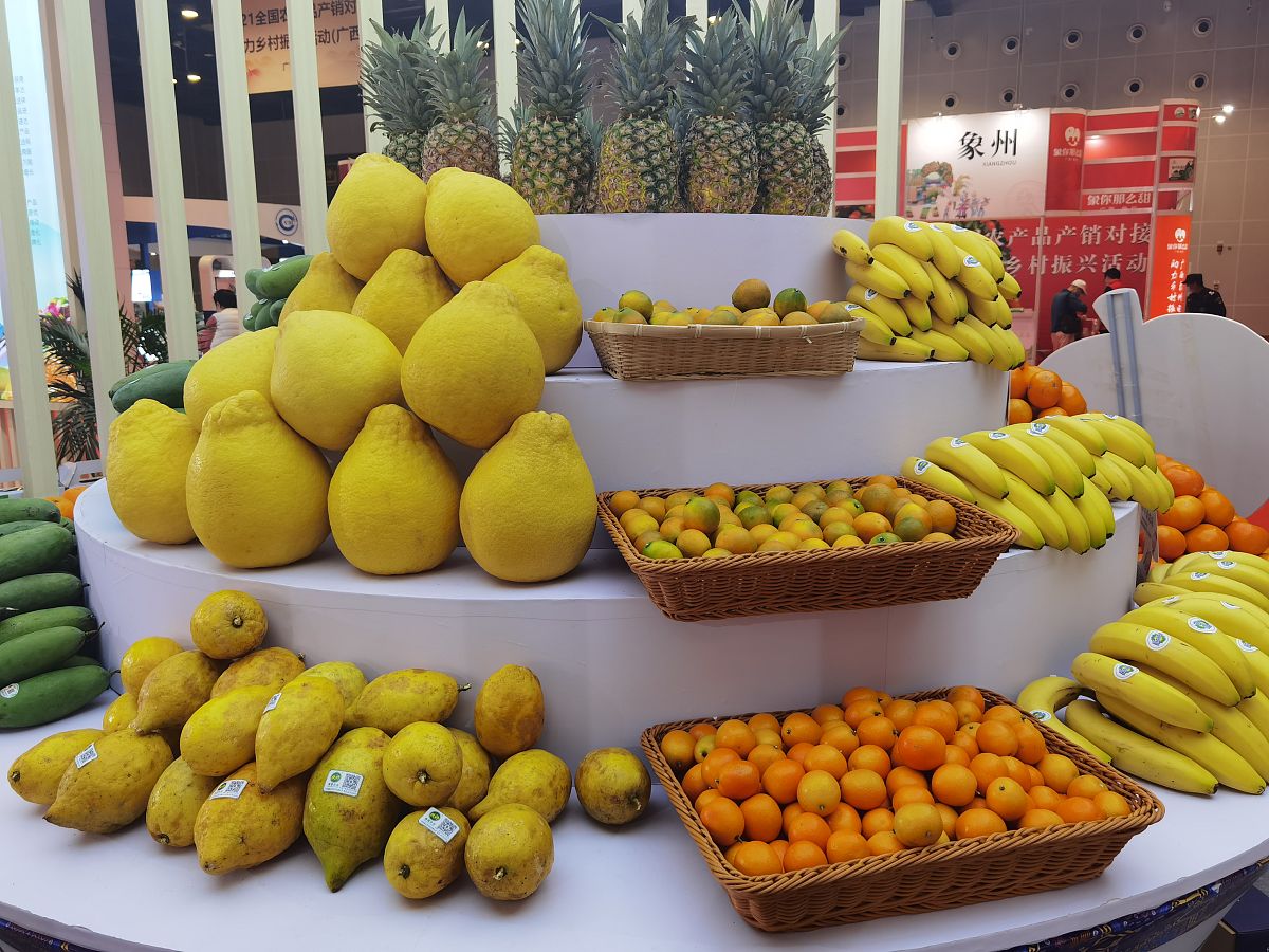 帮我写一份新闻稿主要内容为黔东南民族职业技术学院对金果兴农——枇杷次果加工设备行业领军者要求：主要体现项目带动枇杷的产业转型助力乡村振兴体现大学生创新创业的重要型