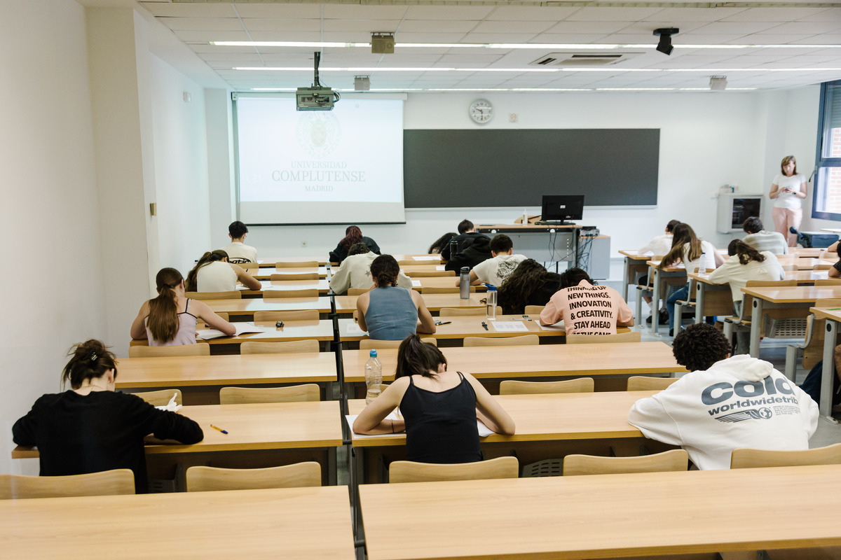 请用英文写150个字选择申请复旦管理学院研究生项目的原因